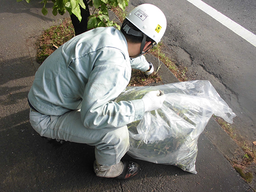 「環境整備の日」工場周辺道路の清掃
